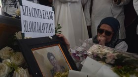 FOTO: Keluarga-Kerabat Antar Titiek Puspa ke Peristirahatan Terakhir