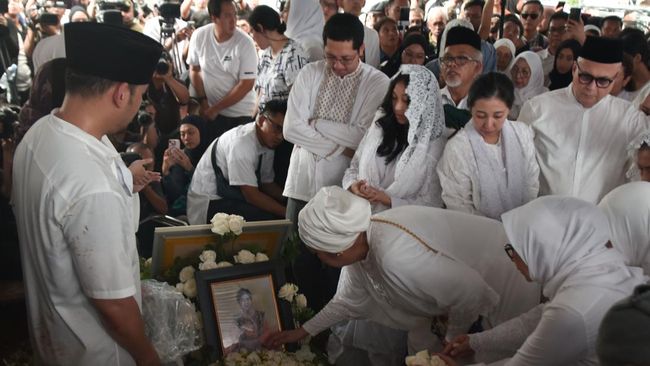 Keluarga dan kerabat terdekat tampak kompak mengenakan dalam pakaian putih saat pemakaman Titiek Puspa, Jumat (11/4).