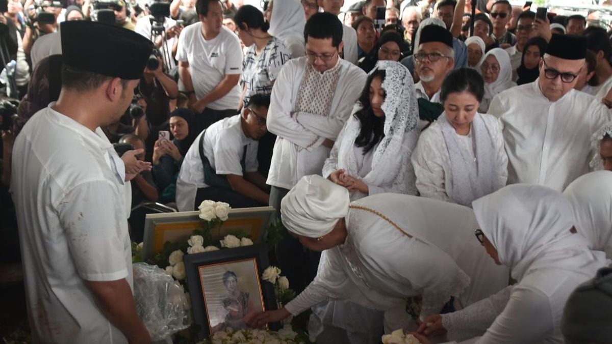 Alasan Keluarga Kompak Pakai Baju Putih di Pemakaman Titiek Puspa
