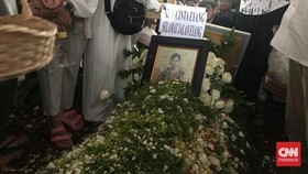 Suasana Haru Selimuti Pemakaman Eyang Titiek Puspa