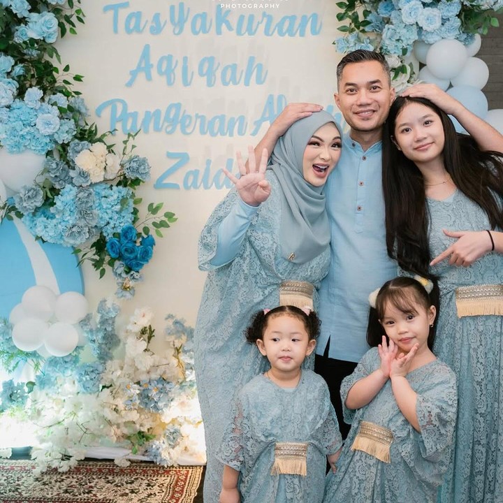 <p>Tidak hanya kedua orang tuanya, dalam acara ini turut hadir ketiga kakak dari Aflah, Bunda. Mereka adalah Arsila, Alia, dan Aqila. (Foto: Instagram: @zaskia_gotix)</p>