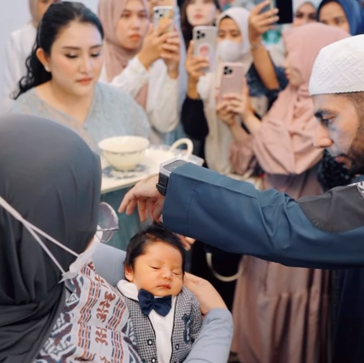 <p>"<em>Alhamdulillah</em>. <em>MasyaAllah</em> segala puji syukur Neng panjatkan ke Allah, atas segala karunia yang Neng dapatkan. Telah lahir dengan sehat, sempurna, anak yang Neng dan suami tunggu kehadirannya, anak laki-laki di antara tiga saudari erempuannya yang cantik dan salihah. Bernama Pangeran Aflah Zaidan, lahir penuh dengan suka cita dengan nama yang dirangkai penuh makna. Semoga kelak kamu bisa menjadi anak yang saleh, tampan, anak yang baik budi pekertinya, juga akhlaknya jadi penyejuk hati di dalam keluarga, aminn," tulis Zaskia dengan menyisipkan emotikon hati. (Foto: Instagram: @zaskia_gotix)</p>
