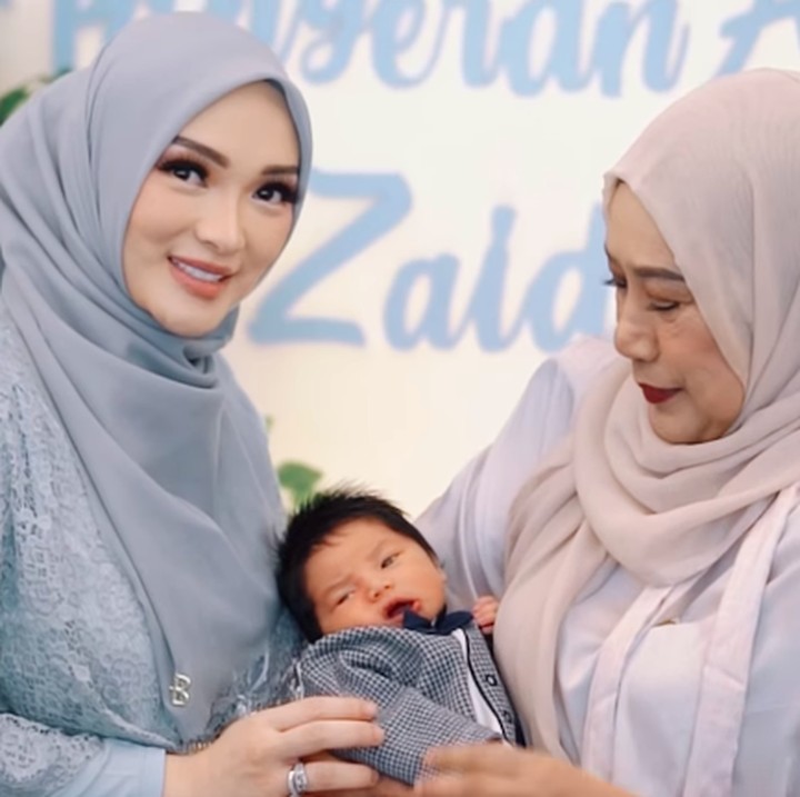 <p>Bunda, kita doakan agar Baby Aflah tumbuh menjadi anak yang sehat, saleh, dan selalu berada dalam lindungan Allah SWT, ya. Semoga Baby Aflah terus mendapatkan cinta dan kasih sayang dari orang-orang sekitarnya. (Foto: Instagram: @zaskia_gotix)</p>