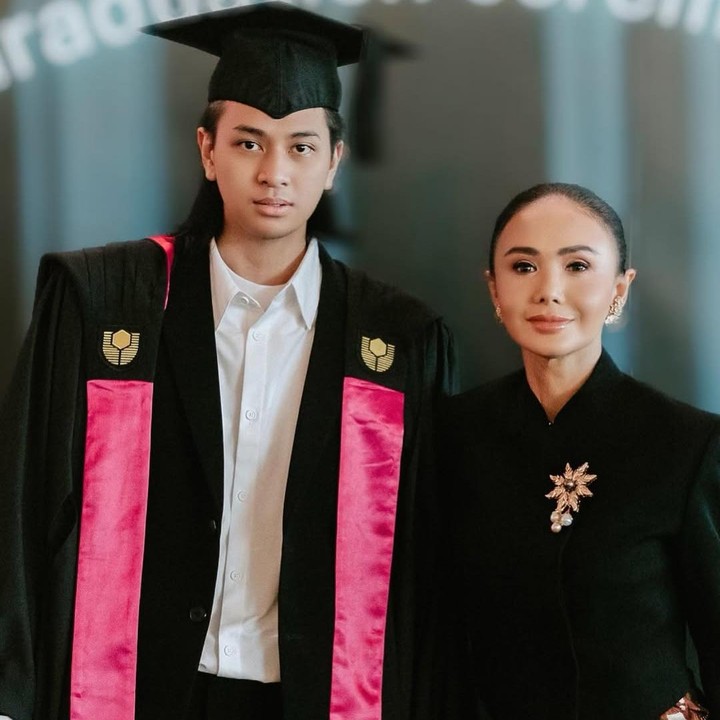 <p>Kini, ia diketahui tengah sibuk melanjutkan pendidikan sarjana di Curtin University Singapore. “Selanjutnya lanjut ke Curtin University Singapore untuk Bachelor of Business Commerce (CSU),” ujar ibunda. (Foto: Instagram@yunishara36)</p>