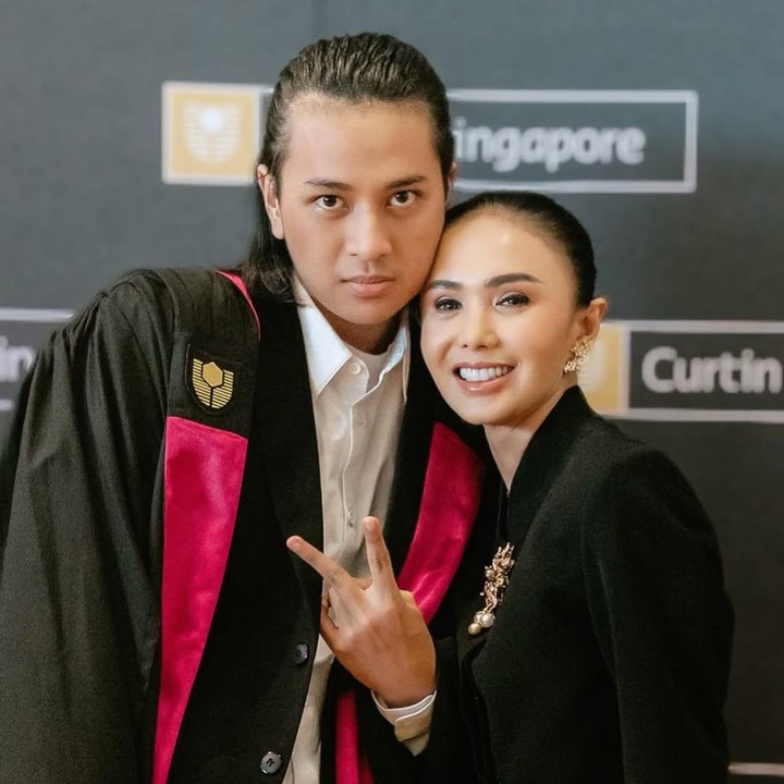 <p>Anak pertamanya diketahui telah menyelesaikan pendidikan diploma di University Technology of Sydney pada 2023. Momen itu dibagikan langsung oleh sang Bunda. “Alhamdulillah..2020 -2021 Dimploma University Technologi of Sydney ( UTS),” tulis Yuni, dikutip dari laman<em> Instagram@yunishara36,</em> Senin (14/4/2025). (Foto: Instagram@yunishara36)</p>