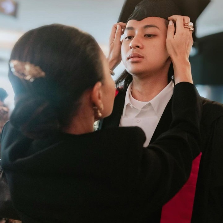 <p>Putra sulungnya juga berhasil mencuri perhatian publik karena dinilai memiliki paras tampan. Hal tersebut diketahui langsung melalui kolom komentar beberapa <em>postingan</em> Yuni bersama sang putra. (Foto: Instagram@yunishara36)</p>