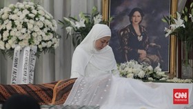 FOTO: SBY hingga Giring Melayat ke Rumah Duka Titiek Puspa