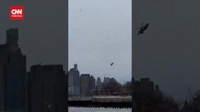 VIDEO: Detik-detik Helikopter Jatuh di Sungai Hudson New York, 6 Tewas