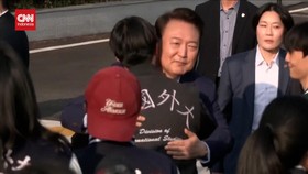 VIDEO: Kala Yoon Suk Yeol Berpisah dengan Pendukung usai Dimakzulkan