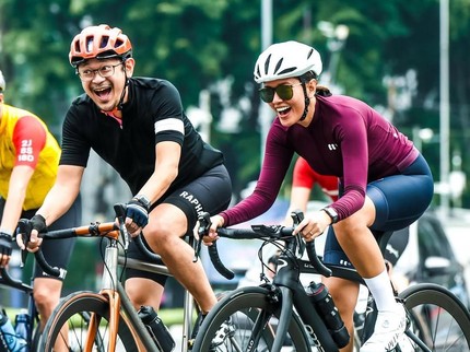 5 Momen Mesra Titi Radjo Padmaja dan Suami, Kompak Liburan hingga Olahraga Bareng