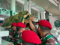 Jenazah Titiek Puspa Diberangkatkan ke Masjid untuk Disalatkan