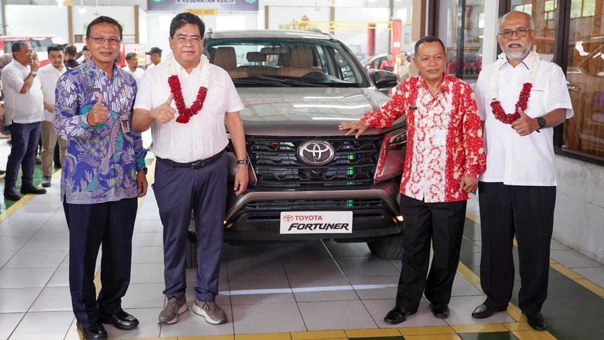 Toyota Donasi Fortuner Dikoprek Belajar Siswa SMK