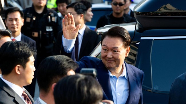 Eks Presiden Korsel yang digulingkan, Yoon Suk Yeol, mengajak para pendukungnya berunjuk rasa dan membela menetapkan darurat militer di Seoul tahun lalu.