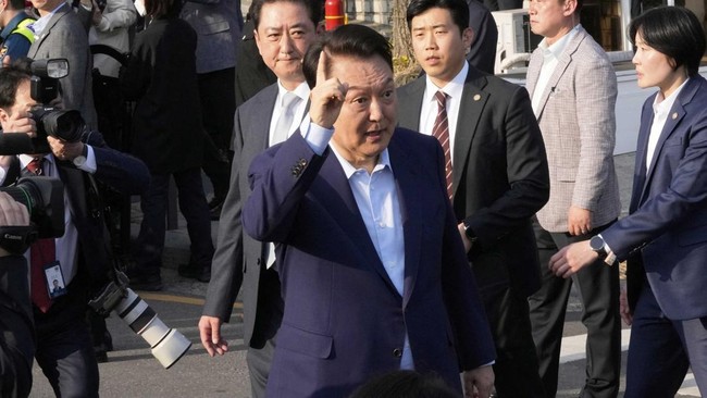 Eks Presiden Korsel Yoon Suk Yeol Didakwa Salahgunakan Kekuasaan Eks Presiden Korea Selatan (Korsel) Yoon Suk Yeol didakwa menyalahgunakan kekuasaan dalam kasus deklarasi darurat militer secara sepihak pada tahun lalu.