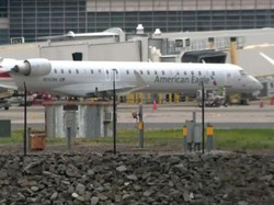 Pesawat American Airlines Putar Balik ke Bandara Usai Keluarkan Asap
