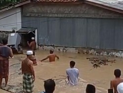 Tanggul Sungai Jebol Banjiri Permukiman Warga Warga Palengaan Pamekasan