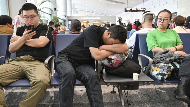 FOTO: Beijing Diterjang Angin Kencang, Penerbangan hingga KA Terganggu