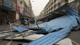 FOTO: Beijing Diterjang Angin Kencang, Penerbangan hingga KA Terganggu