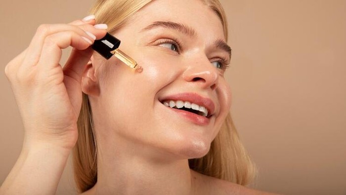 img-title Tidak Cocok dengan Retinol? Coba Deretan Bahan Alternatifnya untuk Meremajakan Kulit Ini!