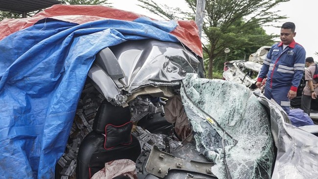 Sopir Travel Kecelakaan di Tol Cisumdawu Ditetapkan Jadi Tersangka Sopir travel Imat Hendrawan ditetapkan tersangka kecelakaan maut di Tol Cisumdawu yang menewaskan tiga orang. Kecelakaan disebabkan kelalaian dan mengantuk.