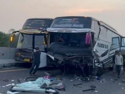 Bus Rombongan Bonek Kecelakaan di Tol Pekalongan