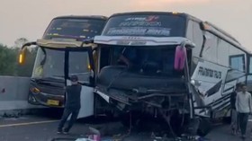 Hendak ke Jakarta Bus Bonek Kecelakaan di Tol Pekalongan, Ada Korban