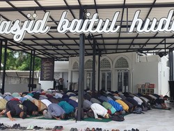 Video: Masjid di Bandung Ini Bagikan Ratusan Porsi Makan Gratis Tiap Hari