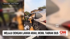 VIDEO: Melaju dengan Lawan Arah, Mobil Tabrak Bus