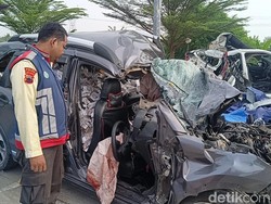 BR-V Tabrak Bus Rombongan Bonek Melaju Lawan Arah Sejauh 13 Km