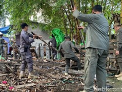 Satpol PP Pontianak Bongkar Puluhan Kios PKL di Jalan Husein Hamzah