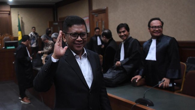 Sekjen PDIP Hasto Kristiyanto mengaku masih belajar sebagai terdakwa dalam persidangan kasus suap. Ia menyoroti perbedaan keterangan saksi di pengadilan.