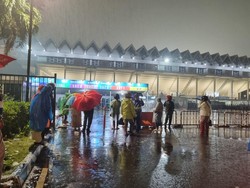 Diguyur Hujan Deras, Begini Suasana GBK Saat Bubaran Laga Persija-Konser Kpop