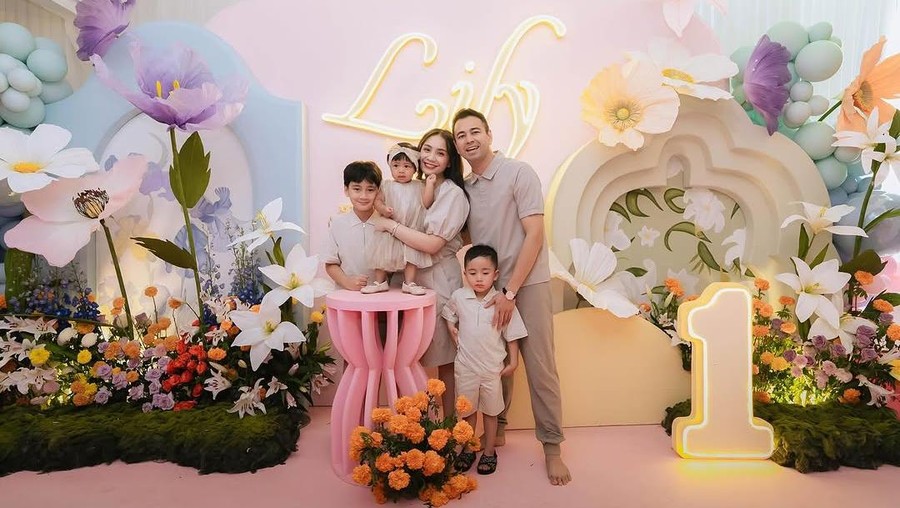 Tangis Nagita Slavina Pecah Saat Panjatkan Doa untuk Lily yang Genap 1 Tahun Tangis Nagita Slavina Pecah Saat Panjatkan Doa untuk Lily yang Genap 1 Tahun
