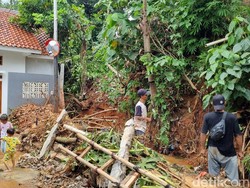 3 Rumah Jebol Akibat Banjir di Depok Kemarin
