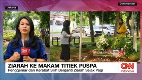 VIDEO: Ziarah Kubur Titiek Puspa
