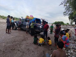 Perjuangan Polisi Kupang Antar Pasien Gangguan Jiwa Lewati Medan Ekstrem