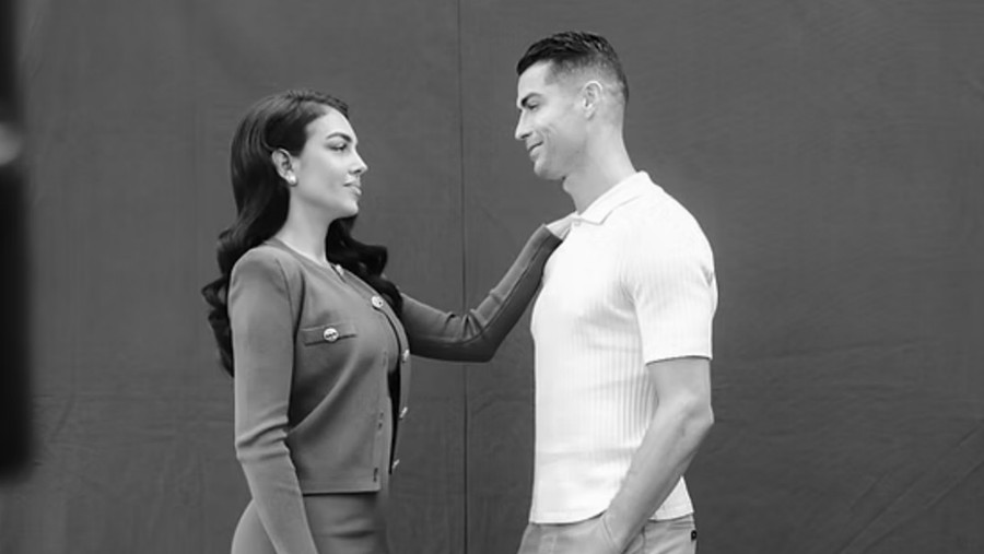 Cristiana Ronaldo dan Georgina Rodriguez jadi bintang iklan kapal pesiar.