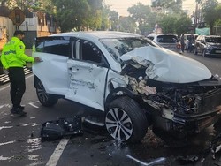Hilang Konsentrasi, Mobil KIA Sportage Tabrak Truk Tebu di Kota Malang