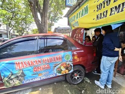 Larisnya Masakan Padang yang Dijajakan dari Bagasi Mobil di Denpasar