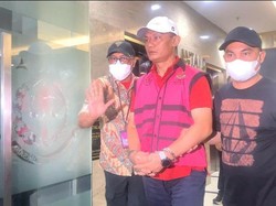 Penampakan Ketua PN Jaksel Tersangka Suap Vonis Lepas Ditahan Kejagung