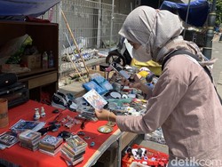Melihat Muda-mudi Semarang Berburu Barang Lawas di Pasar Loak Kota Lama