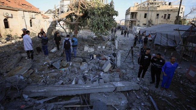 Dikatakan bahwa rumah sakit di Gaza itu hanya menerima peringatan 20 menit sebelum serangan udara Israel sehingga terpaksa membawa pasien ke jalan.