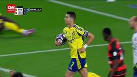 VIDEO: Tendangan Voli Dahsyat Ronaldo, Bola Kena Mistar, dan Gol
