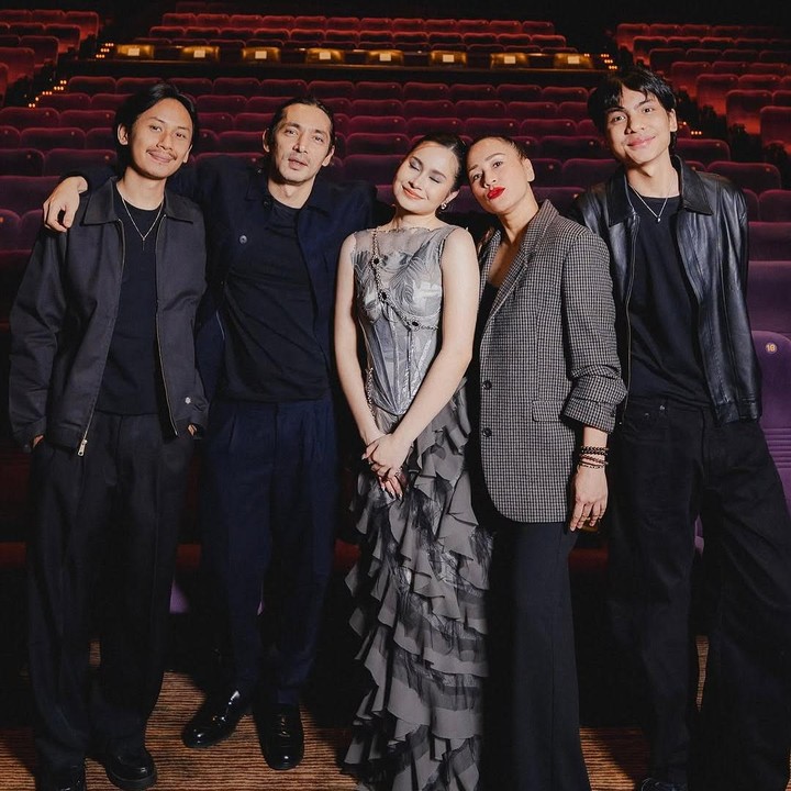 <p>Abimana tak datang sendiri ke acara <em>premier</em> film Satine. Pria 42 tahun ini datang bersama sang istri dan kedua anaknya yang lain. "<em>Family support for</em> @satinezaneta <em>at the Movie Premiere</em> ‘Pengepungan Di Bukit Duri'," tulis Inong Ayu. (Foto: Instagram @satinezaneta/ @abimana_arya)</p>