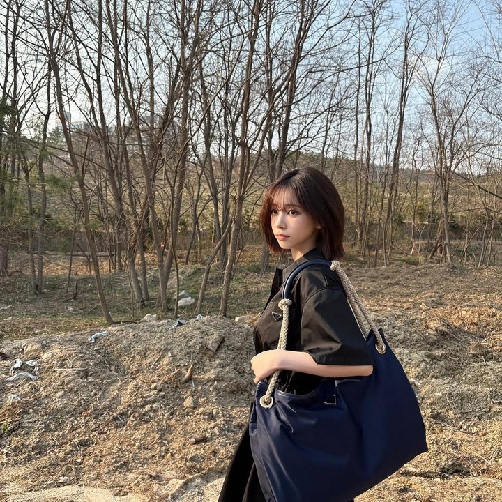 <p>Artis Korea Karina aespa juga terlihat manglingi dengan model rambut pendek <em>chin-length cut</em>. Meski demikian, ia kerap menggunakan <em>hair extension</em> saat tampl di atas panggung. (Foto: Instagram @katarinabluu)</p>