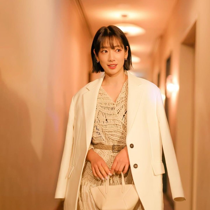 <p>Terbaru ada aktris Park Shin Hye. Artis Korea Selatan yang telah memiliki satu anak ini memilih gaya rambut <em>short bob hairstyle</em>. (Foto: Instagram @ssinz7)</p>