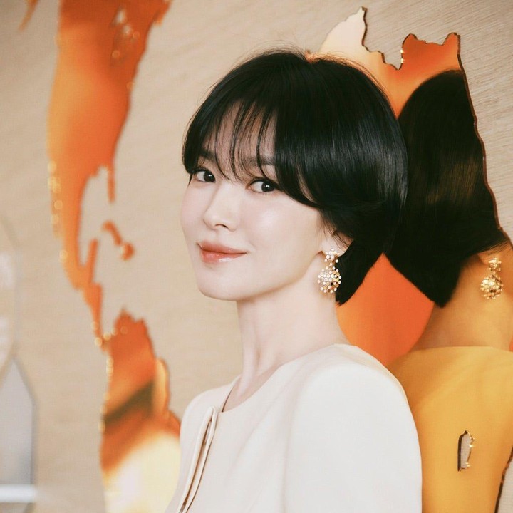 <p>Artis Korea Selatan, Song Hye Kyo, tampil berbeda dengan rambut pendek <em>bowl cuts</em>. Model rambut pendek ini diketahui untuk keperluan syuting drama Korea <em>Slowly, Intensely</em> yang berlatar tahun 60-an dan 70-an. Uniknya, model rambut sang artis viral dan menyebabkan sejumlah salon mewanti-wanti pelanggan yang ingin memiliki model rambut pendek Song Hye Kyo setidaknya harus memiliki wajah seperti sang artis. (Foto: Instagram @kyo1122)</p>