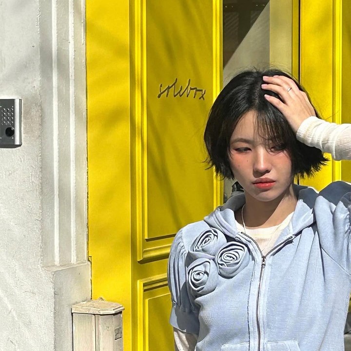 <p>Masih dari kalangan idol K-Pop kali ini ada Soyeon (G)I-DLE. Sang artis dikenal beberapa kali mengganti model rambut pendeknya, mulai dari <em>clean straight bob </em>hingga <em>curly short cuts</em>. (Foto: Instagram @tiny.pretty.j)</p>