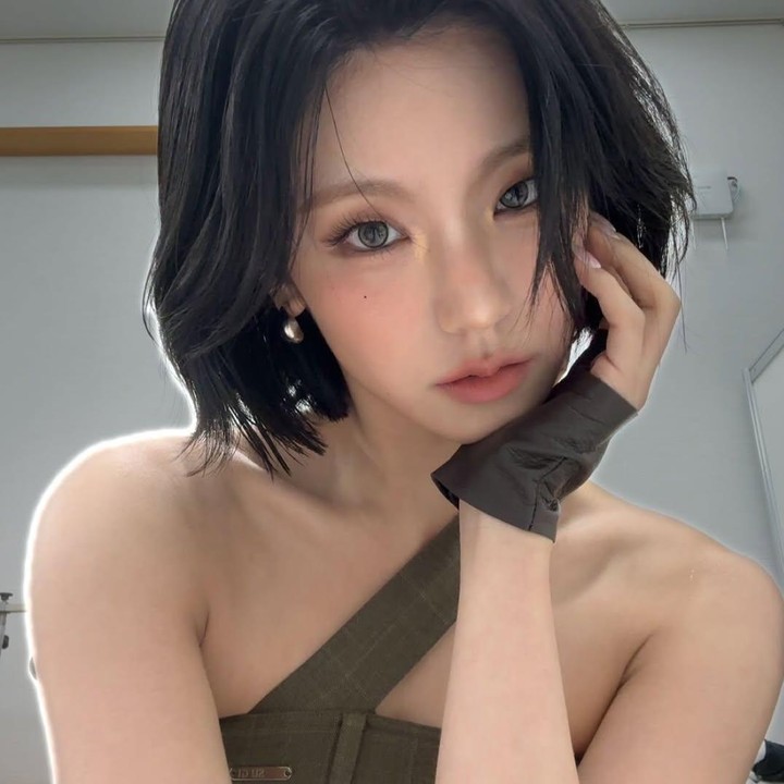 <p>Sementara itu idol K-Pop, Yeji ITZY baru-baru ini terlihat dengan gaya rambut pendek semi-layered bob. Tampilan ini membuat sang artis Korea terlihat lebih <em>fresh</em> dan karismatik. (Foto: Instagram @yezyizhere)</p>