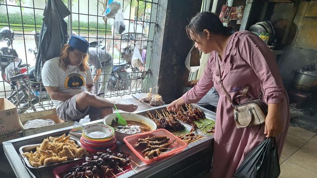Dukungan pendanaan UMKM dari BRI juga menjadi salah satu faktor penting yang membantu warung legendaris Bu Sum di Yogyakarta ini tumbuh dan bertahan.